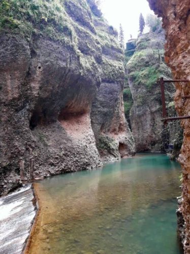 muros-naturales-del-tajo-de-Ronda-vistos-desde-debajo-del-puente-Nuevo