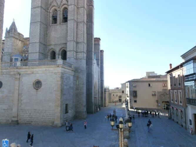 Ávila-de-los-caballeros-legendarios-La-Catedral de-Cristo-Salvador-vista desde-el palacio-de-los-Velada