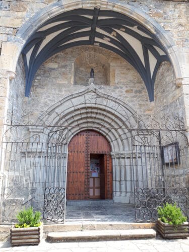 excursión-a-Broto-portada-de-la-iglesia-de-San-Pedro-apóstol-en-Broto-Huesca-marcosplanet
